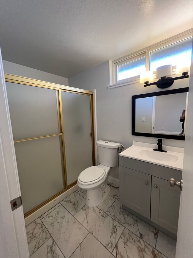Building Photo - 4 bedroom + loft, 2 1/2 bath - 2 story home in central Simi