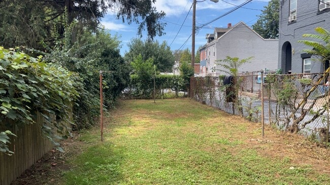 Building Photo - Beautiful 3 Bedroom End of Row Townhome in...