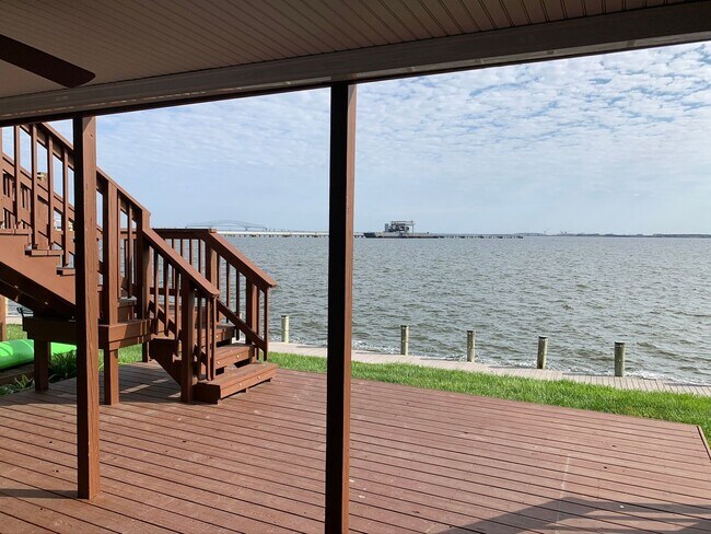 Building Photo - Gorgeous 3 BR/2 Full BA & 2 Half BA Waterf...