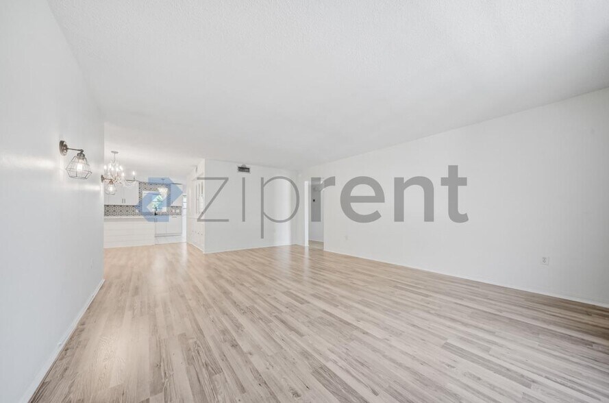 Building Photo - Unit 4