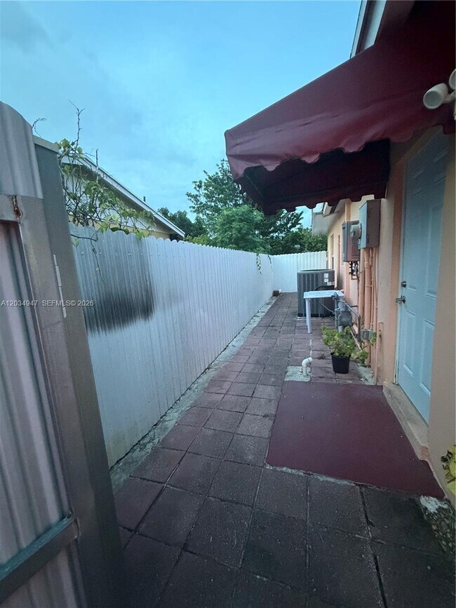Building Photo - 15431 SW 101st Ave