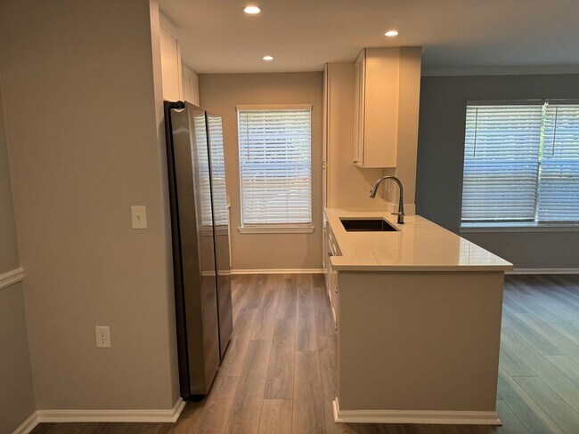 Building Photo - Beautifully Updated 1st Floor One Bedroom Condo at The Reserve at Woodbridge-Near Shopping & Medi...