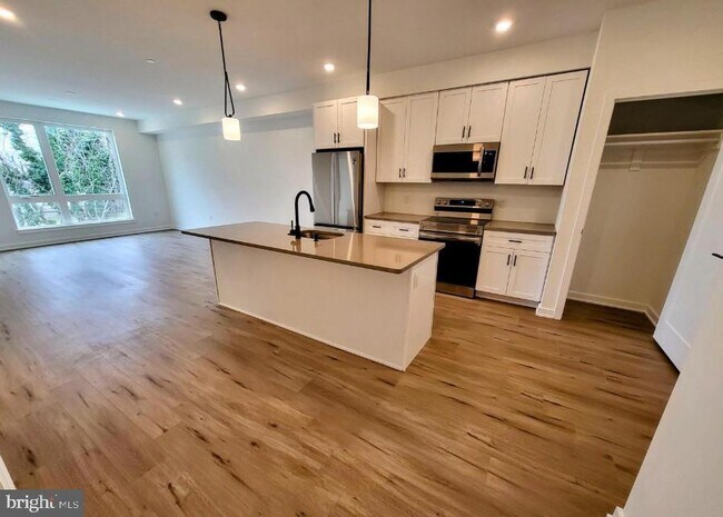 Building Photo - 22 E Rittenhouse St