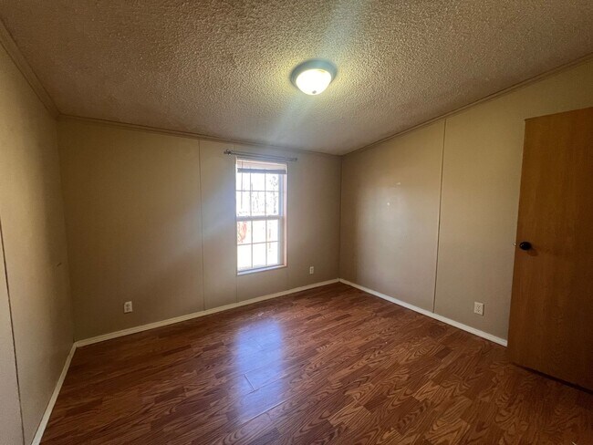 Building Photo - Spacious 5 Bedroom, 3 Bath Home with finished basement – Near Merdian and Pawnee – Available Now!