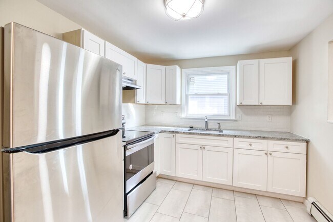 Building Photo - Lovely 3 Bedroom 1 Bathroom - 1st Floor with/ Washer and Dryer