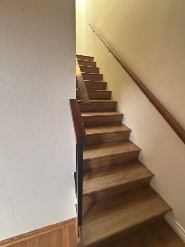 Building Photo - DESIRABLE TWO BEDROOM TWO BATH HOME IN STUDIO CITY