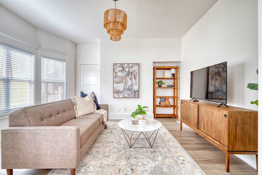 Building Photo - 315-317 Northeast Beech Street-SI ID1309843P