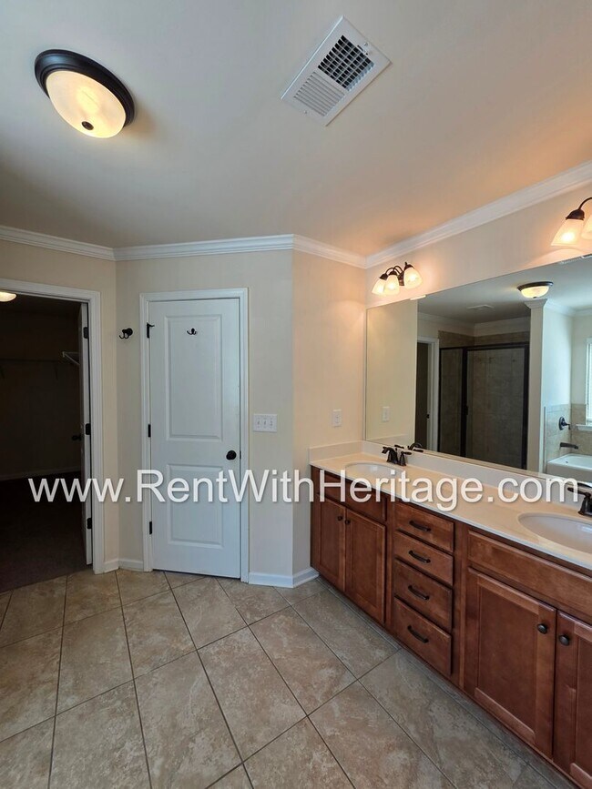 Building Photo - ABSOLUTELY BEAUTIFUL 5 BEDROOM/ 4.5 BATH HOME YOU DONT WANT TO MISS.