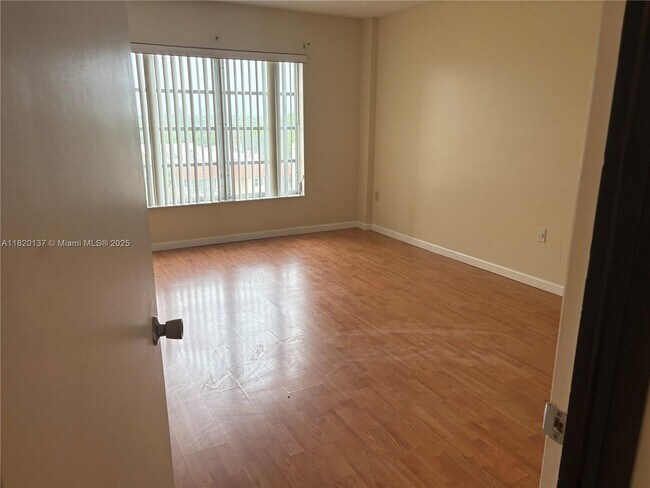 Building Photo - 4164 Inverrary Dr