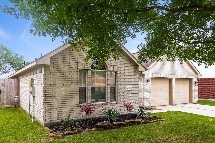Building Photo - 622 Oak Briar Dr