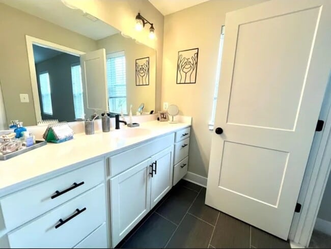 Building Photo - 4905 Devitt Pl