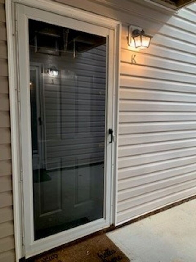 Building Photo - Adorable 2 bedroom 1 bath condominium