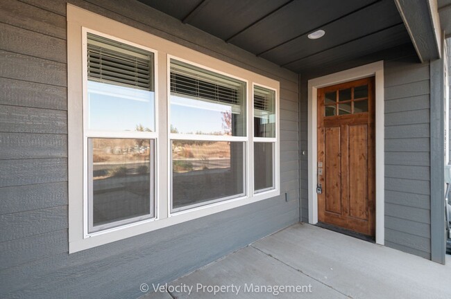 Building Photo - Beautiful New SW Redmond Townhome! Move in...