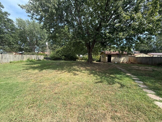 Building Photo - 3845 W Glenwood St