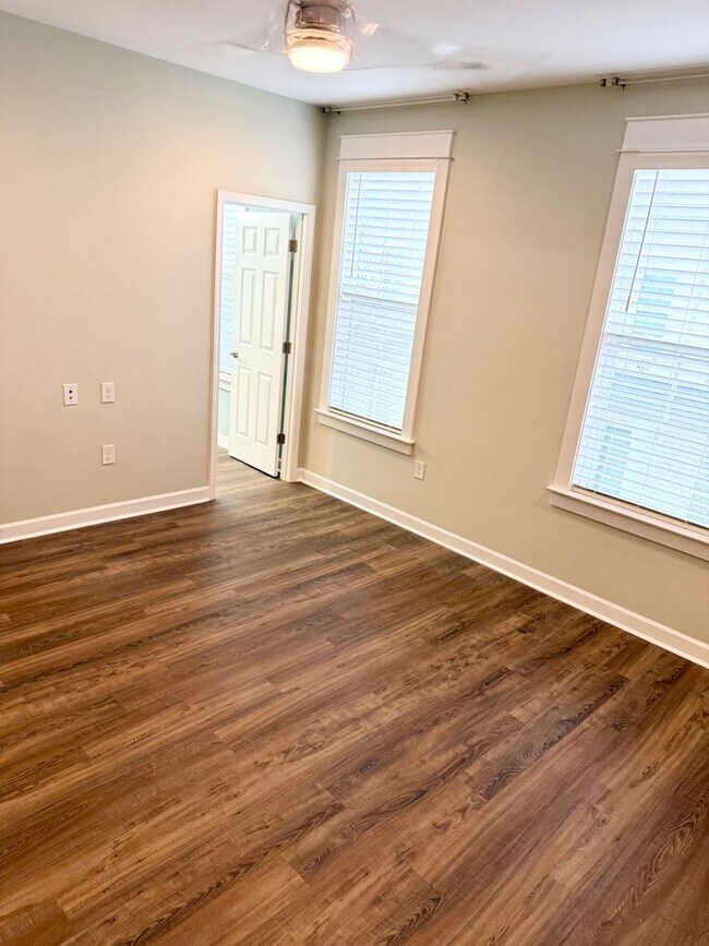 Building Photo - Upscale Townhome in Market Common! MOVE-IN READY!