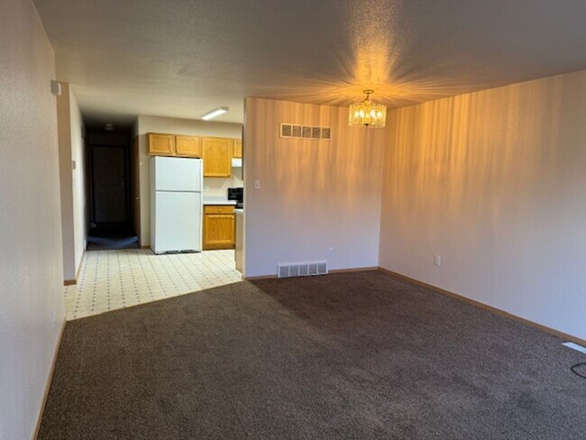 Building Photo - 935 Village Cir