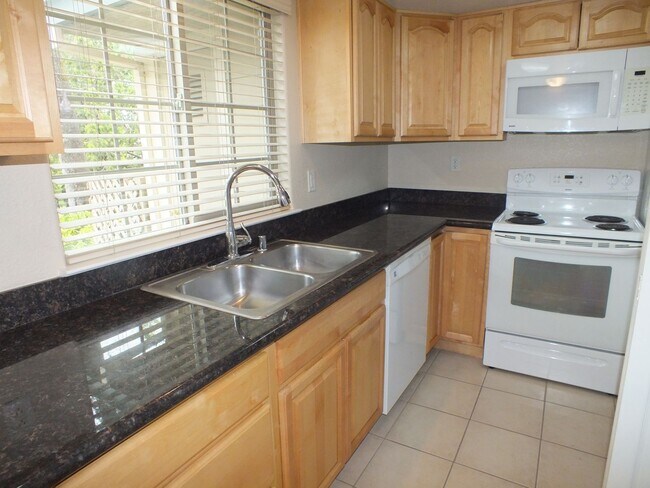 Building Photo - Cameron Park 2/1.5 townhouse style apt