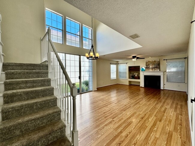 Building Photo - Available 08-08-25 in Cedar Crossing! A Pe...