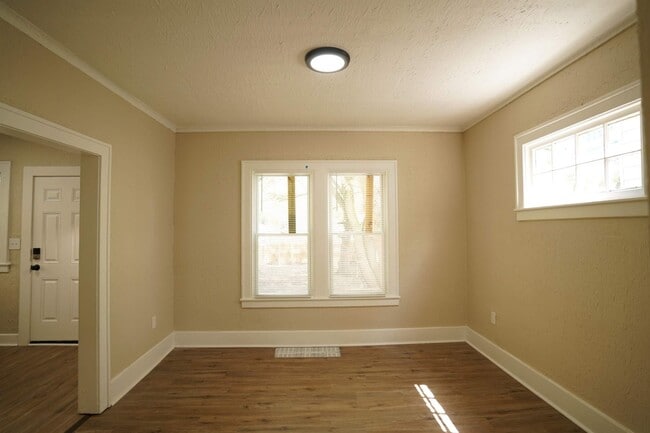 Building Photo - This beautifully updated 3-bedroom, 1-bath...