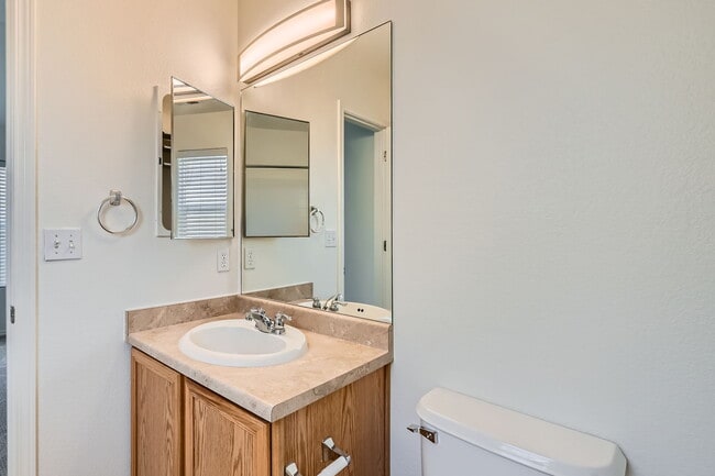 Building Photo - Fountain Townhome
