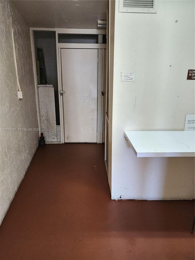 Building Photo - 681 S Hollybrook Dr