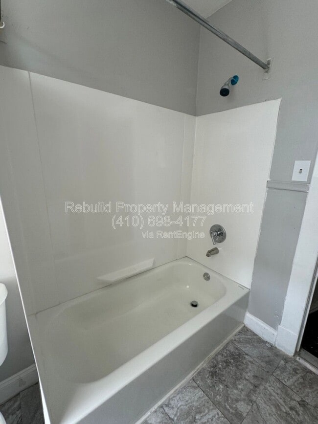 Building Photo - 3328 Lawnview Ave