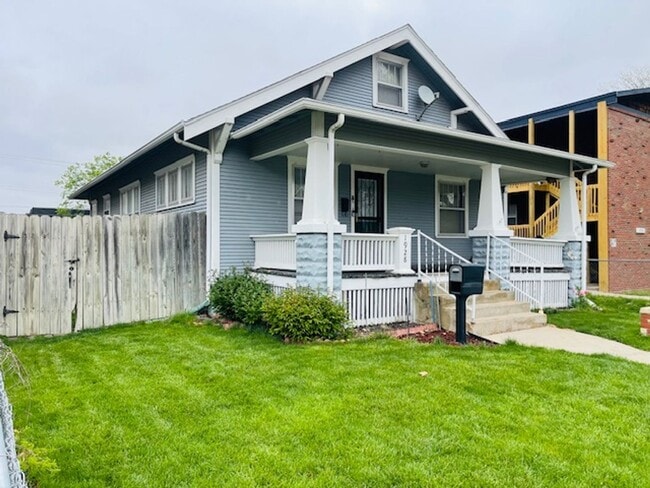 Building Photo - Spacious Home w/ Fenced Backyard