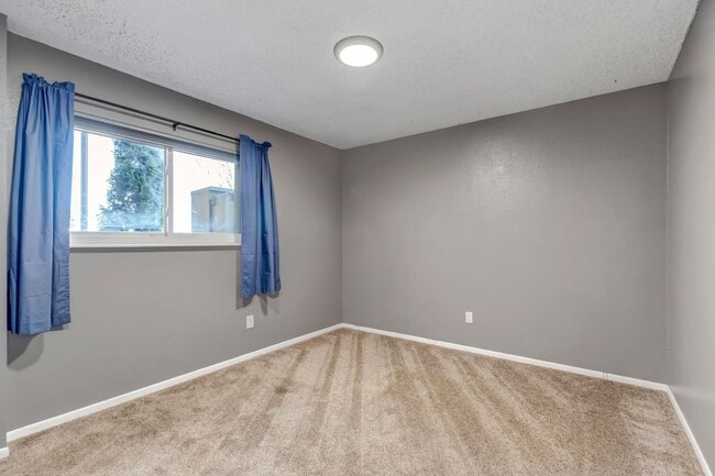 Building Photo - Skyway Condo, 2 Bed, 1.5 Bath, Secure Building