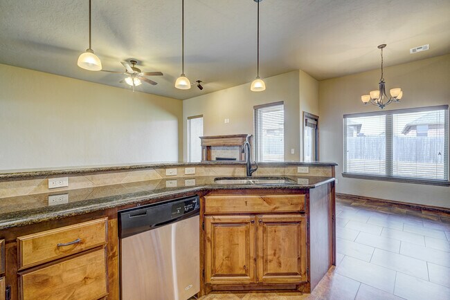 Building Photo - 1713 Pinewood Dr