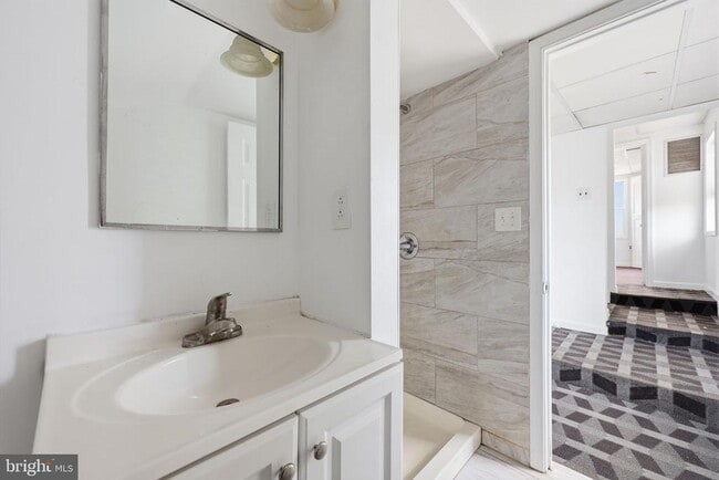 Building Photo - 7909 Oxford Ave