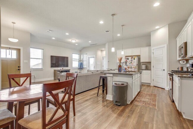 Building Photo - 501 Peace Dr