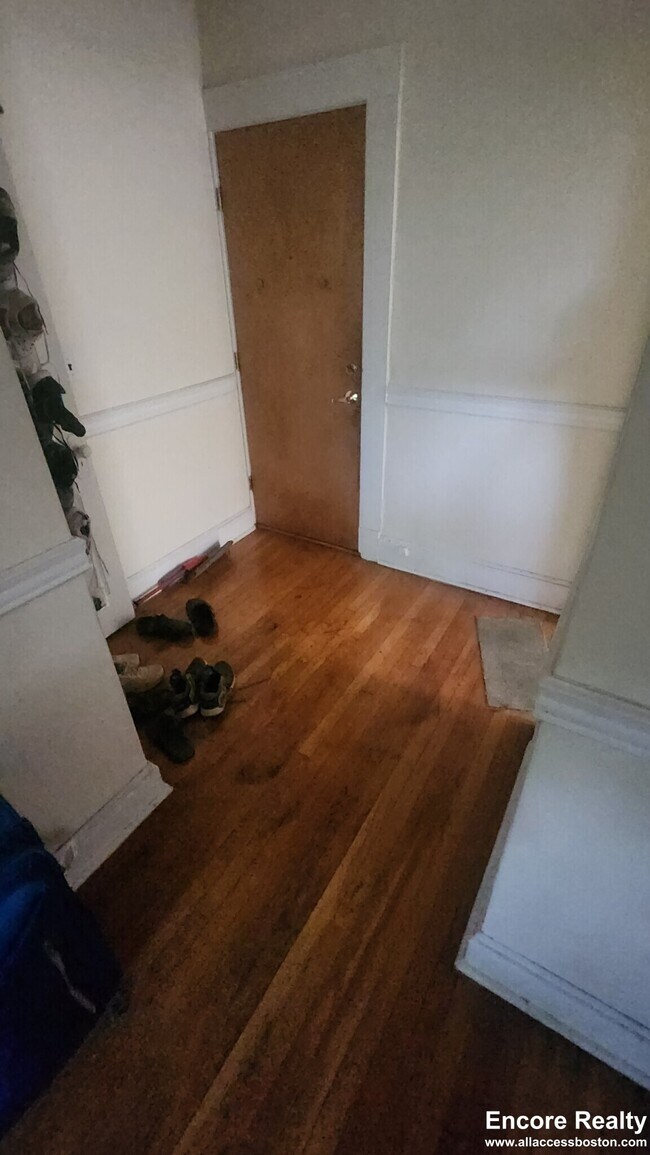 Building Photo - 364 Riverway