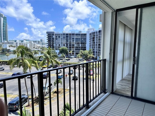 Building Photo - 800 Parkview Dr