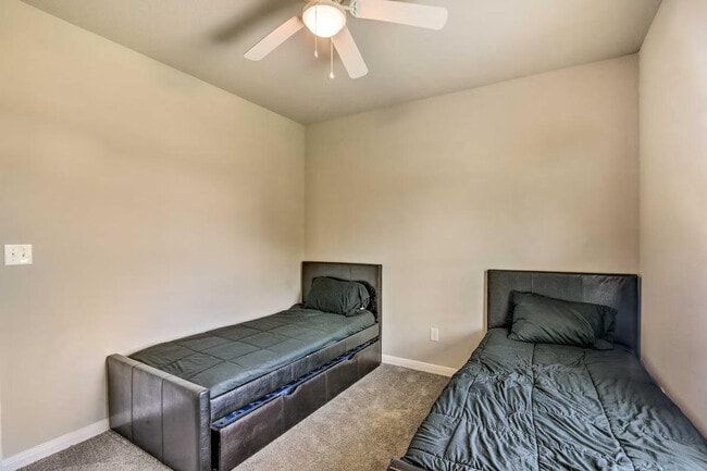 Building Photo - 3510 Oleander Ave