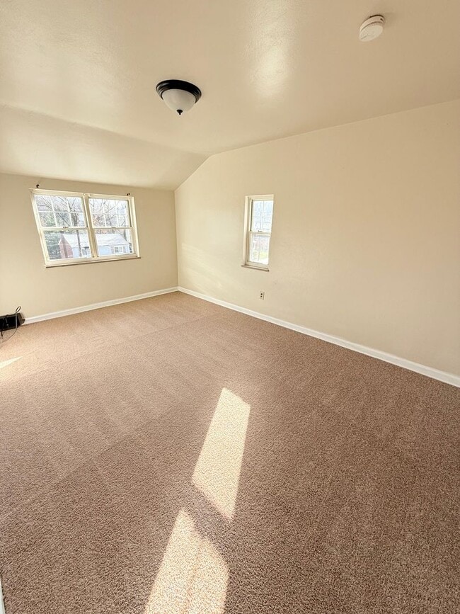 Building Photo - Spacious 3BD/1BA Single Family Home