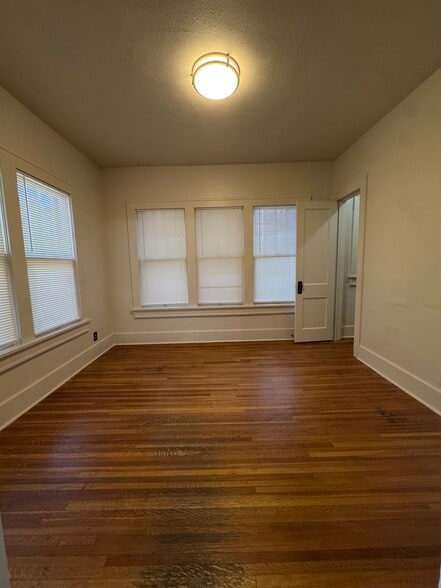 Building Photo - 233 N Poplar Ave