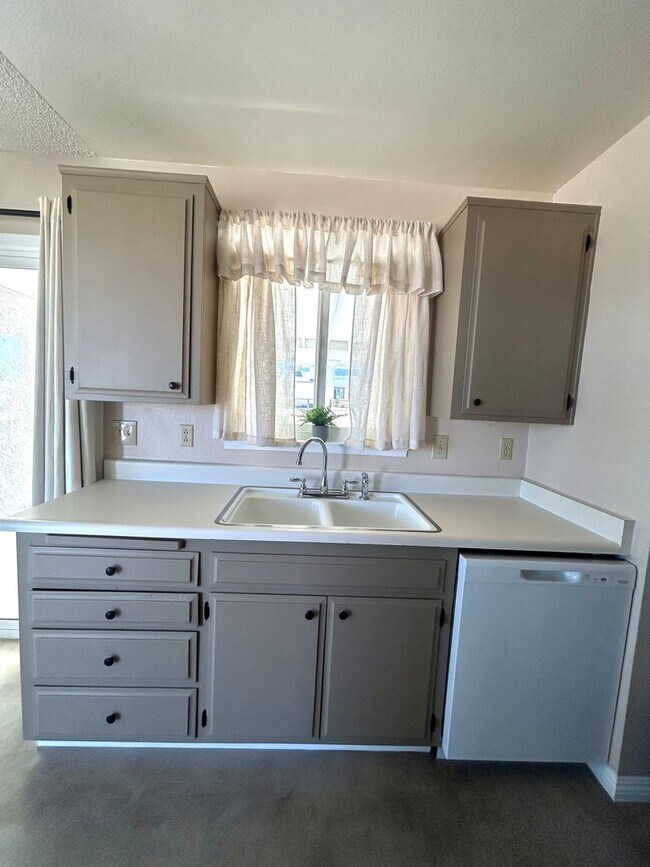 Building Photo - NEWLY RENOVATED 2 BEDROOM 1 BATHROOM HOME