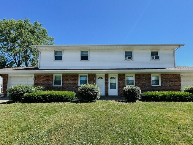 Building Photo - 8200 & 8202 W Butternut Rd