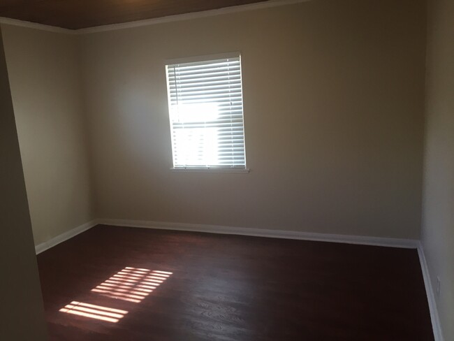 Building Photo - Remodeled 2/1 - Close to Howard and UT