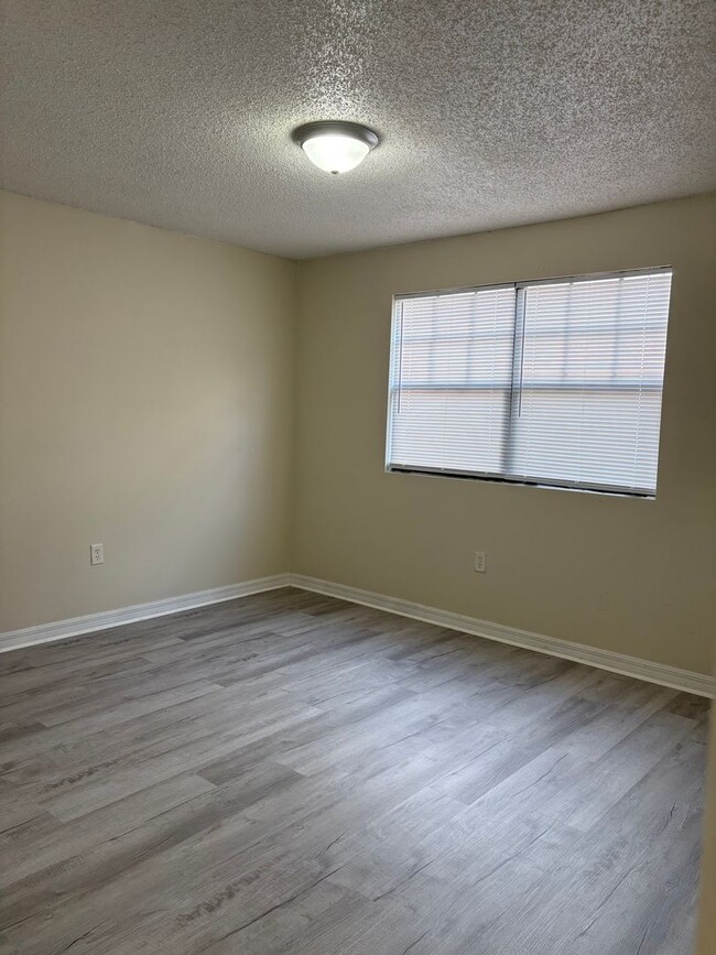 Building Photo - Price Reduced!! 2bed/1bath condo ready Sep...