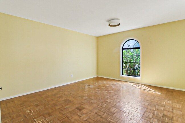Building Photo - 2435 E 17th St