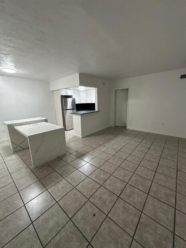 Building Photo - 1230 W 54th St