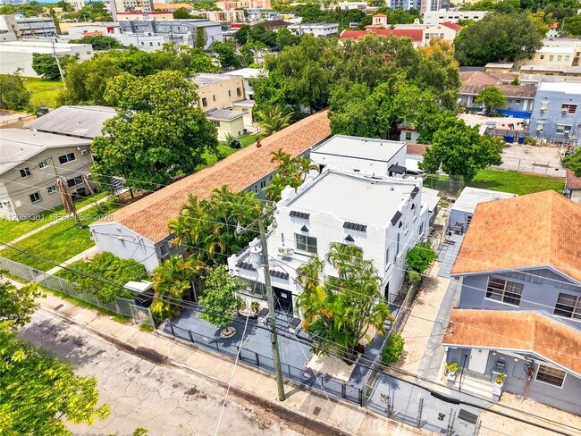 Building Photo - 128 NW 9th Ave