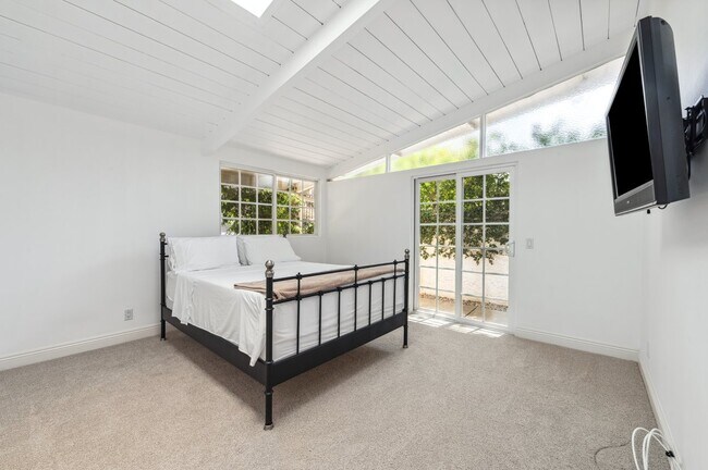 Building Photo - 4950 Dunman Ave