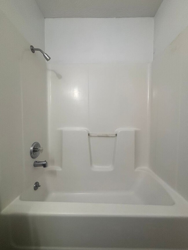 Building Photo - Come see this 3 bedroom 2 bathroom Fully R...