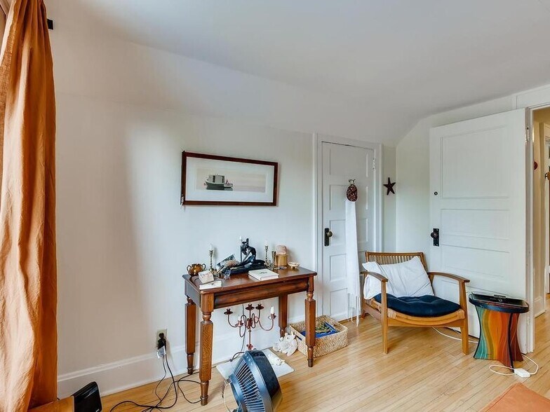 Living room - 3732 16th Ave S