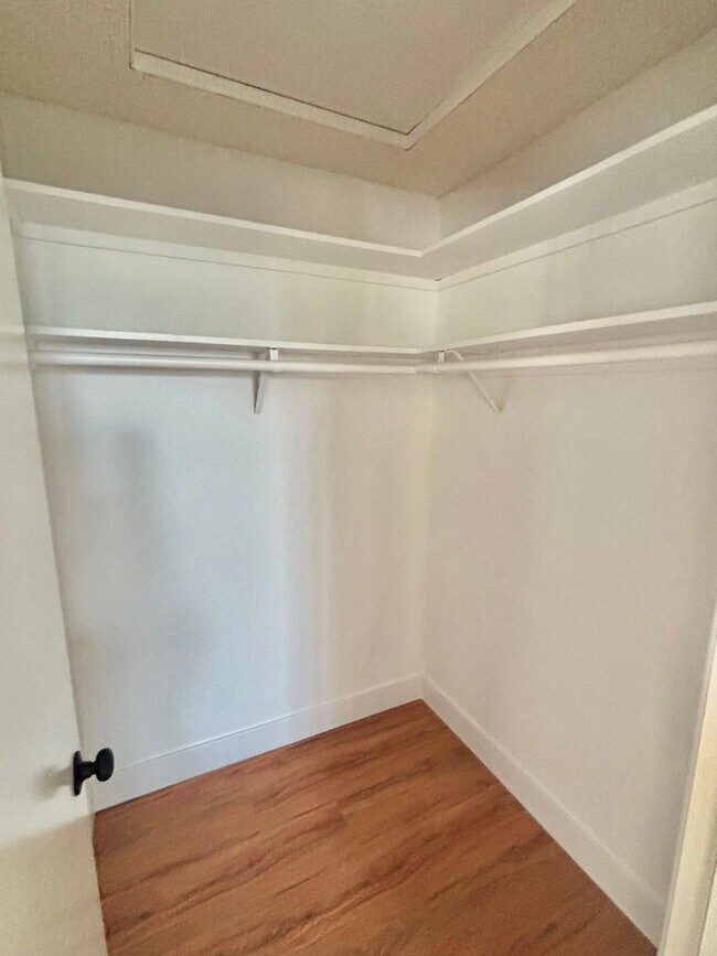 Building Photo - Spacious Private back house, W/D hookups, Garage, Walk-in closet