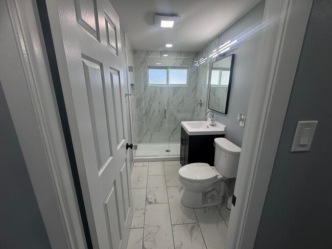 Building Photo - 1310 Somerset Ln