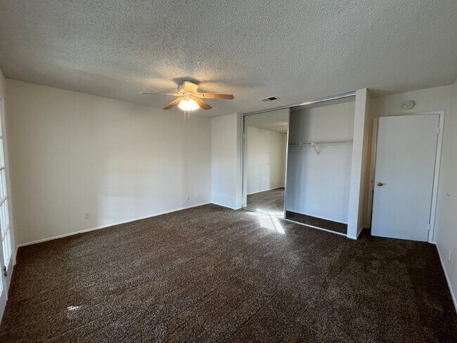 Building Photo - MOVE-IN READY 4+2.5 w/family room + large primary suite!