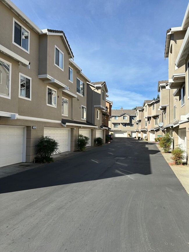 Building Photo - 3 Bed 2.5 Bath Townhouse W/ Attached Garag...